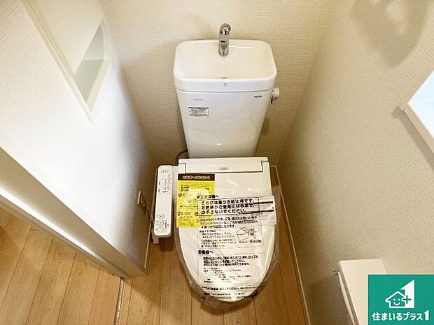 【トイレ】1・2階の2ヶ所にあるので、朝の忙しい時間の順番待ちもなく、深夜の利用にも大変便利です。