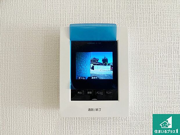 【カラーモニターインターホン】声だけでなく来訪者の姿や顔がモニターで確認できるので、小さなお子様がいらっしゃるご家庭でも安心できます！