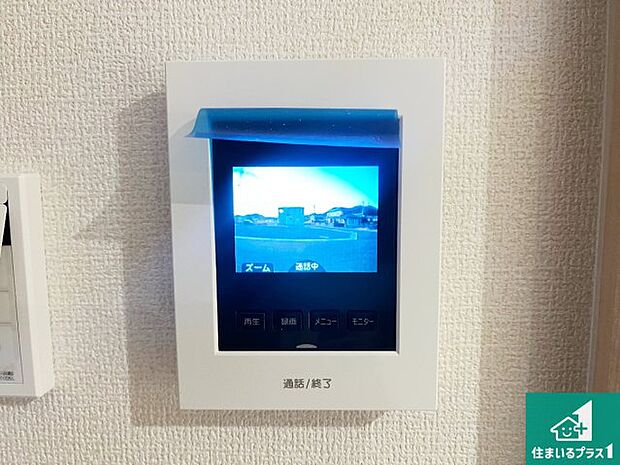 【カラーモニターインターホン】声だけでなく来訪者の姿や顔がモニターで確認できるので、小さなお子様がいらっしゃるご家庭でも安心できます！