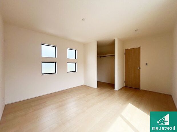 【洋室】寝室は心地よい眠りについてもらいたくて、シンプルかつ開放的な空間な設計にしています！大きな窓から差し込む日が心地いいです♪