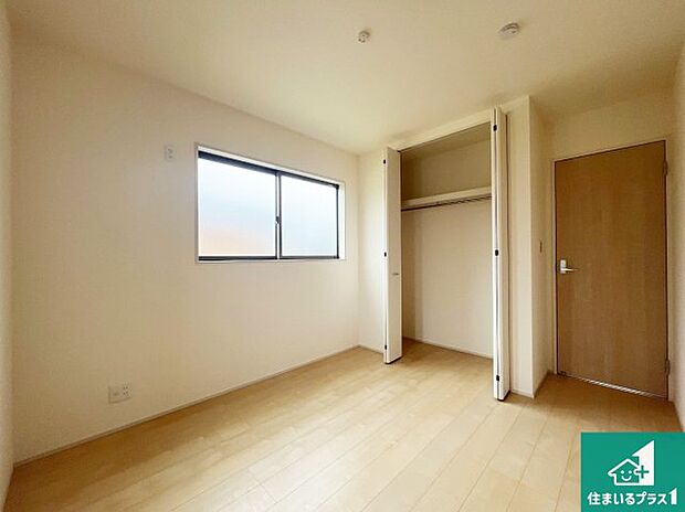 【洋室】収納スペースが充実しているので子供の成長に合わせてたくさん収納ができます！家族構成に合わせた様々な活用ができる収納！