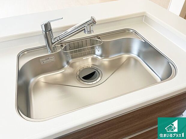 【キッチンシンク】蛇口の先端に浄水器を内蔵しています！原水と浄水、お湯と冷水、シャワーの切替えがワンタッチなので用途によって使い分けられます。