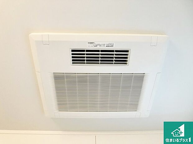 【浴室暖房乾燥機】四季を通して快適なバスライフをお手伝いする浴室暖房乾燥機!浴室の乾燥・暖房・涼風・換気はもちろん、24時間換気にも対応!