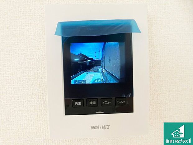 【カラーモニターインターホン】声だけでなく来訪者の姿や顔がモニターで確認できるので、小さなお子様がいらっしゃるご家庭でも安心できます!