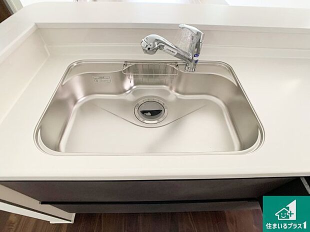 【キッチンシンク】蛇口の先端に浄水器を内蔵しています！原水と浄水、お湯と冷水、シャワーの切替えがワンタッチなので用途によって使い分けられます。