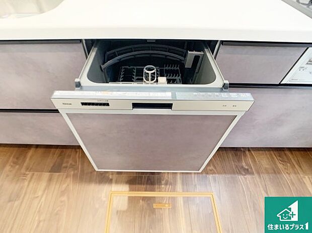 【食器洗い乾燥機】食事後の一仕事、食器洗いをボタン一つでお任せできちゃいます！場所を取らないビルトイン式なので、お料理スペースもしっかり確保！