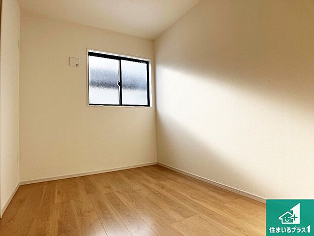 【洋室】寝室は心地よい眠りについてもらいたくて、シンプルかつ開放的な空間な設計にしています！大きな窓から差し込む日が心地いいです♪