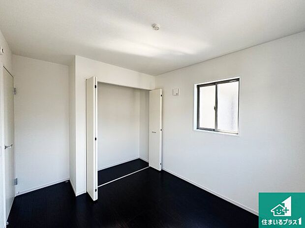 【洋室】収納スペースが充実しているので子供の成長に合わせてたくさん収納ができます！家族構成に合わせた様々な活用ができる収納！