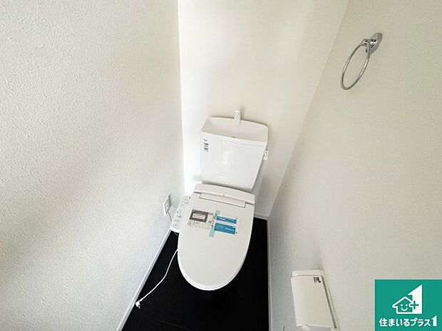 【トイレ】1・2階の2ヶ所にあるので、朝の忙しい時間の順番待ちもなく、深夜の利用にも大変便利です。