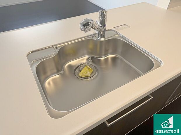 【キッチンシンク】蛇口の先端に浄水器を内蔵しています！原水と浄水、お湯と冷水、シャワーの切替えがワンタッチなので用途によって使い分けられます。