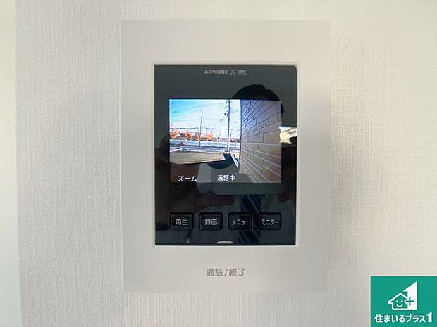 【カラーモニターインターホン】声だけでなく来訪者の姿や顔がモニターで確認できるので、小さなお子様がいらっしゃるご家庭でも安心できます！