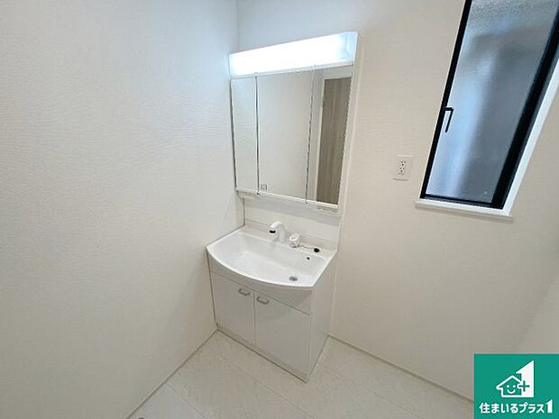 【風呂】清潔感のある洗面台です。フラットな鏡は掃除がしやすく毎日清潔!鏡裏には収納があるのでスッキリとした洗面台が保てます。