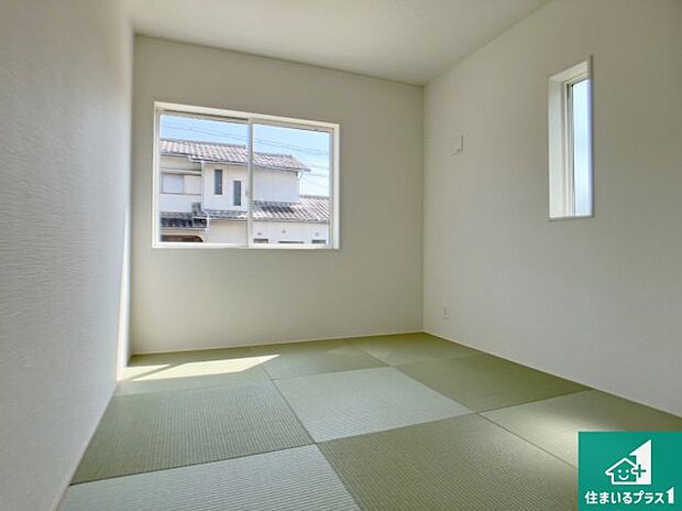 【和室】LDKの横に配置された畳コーナー。お子様の遊び場や客間、食後のくつろぎスペースにも利用できる便利な空間です。リビングと合わせることで家族が集まる団欒スペースとして使えます。