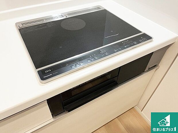 【コンロ】火を使わないので、安心なIHコンロ!でこぼこが無い構造なので、掃除もしやすく清潔に保てます!