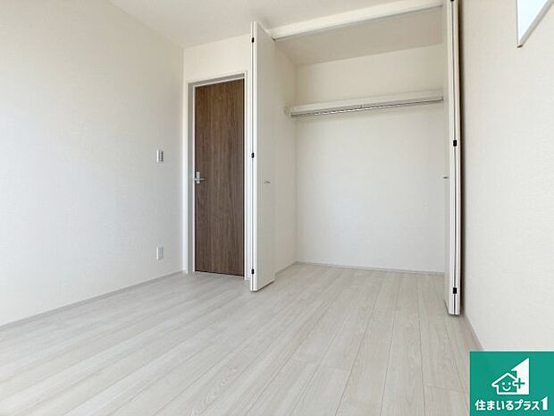 【洋室】収納スペースが充実しているので子供の成長に合わせてたくさん収納ができます！家族構成に合わせた様々な活用ができる収納！