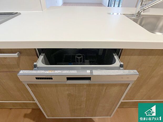 【食器洗浄乾燥機】食事後の一仕事、食器洗いをボタン一つでお任せできちゃいます！場所を取らないビルトイン式なので、お料理スペースもしっかり確保！