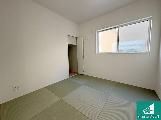 【居間・リビング】シンプルなリビングは、観葉植物等のインテリアを楽しめますね！パパ好みにも、ママ好みにも家具次第で雰囲気を変えることができます！