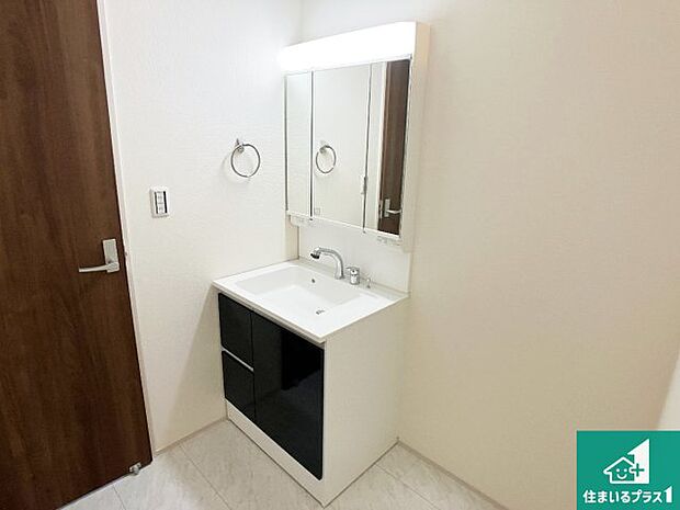 【独立洗面台】清潔感のある洗面台です。フラットな鏡は掃除がしやすく毎日清潔！鏡裏には収納があるのでスッキリとした洗面台が保てます。