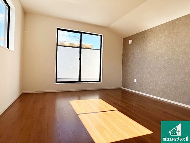 【洋室】寝室は心地よい眠りについてもらいたくて、シンプルかつ開放的な空間な設計にしています！大きな窓から差し込む日が心地いいです♪