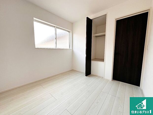 【洋室】収納スペースが充実しているので子供の成長に合わせてたくさん収納ができます！家族構成に合わせた様々な活用ができる収納！