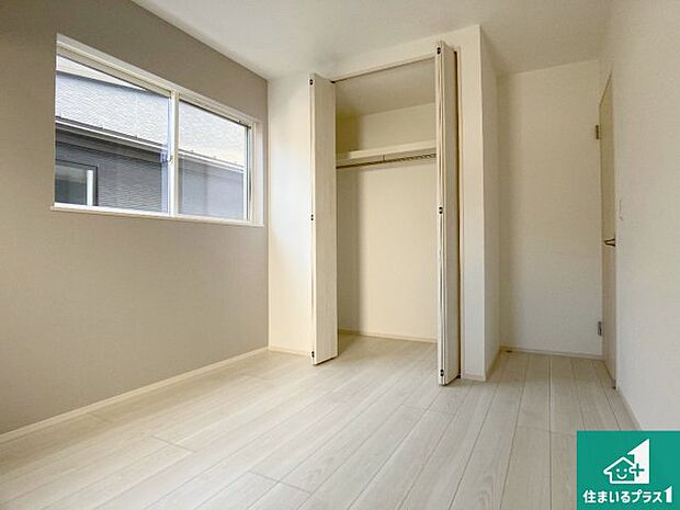 【洋室】寝室は心地よい眠りについてもらいたくて、シンプルかつ開放的な空間な設計にしています！大きな窓から差し込む日が心地いいです♪