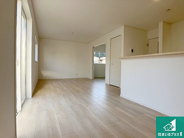 【居間・リビング】日当たり良好の明るいリビングで朝の目覚めもスッキリできそう!対面キッチンでご家族のコミュニケーションも自然と増える設計!小さなお子様が遊ぶスペースを作っても広々とくつろげるLDK!