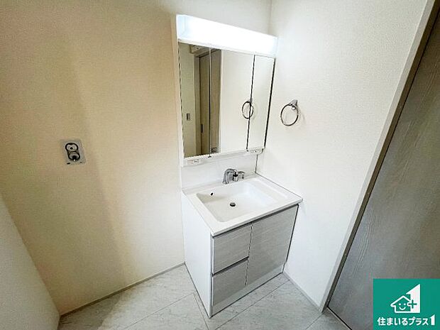 【独立洗面台】清潔感のある洗面台です。フラットな鏡は掃除がしやすく毎日清潔!鏡裏には収納があるのでスッキリとした洗面台が保てます。