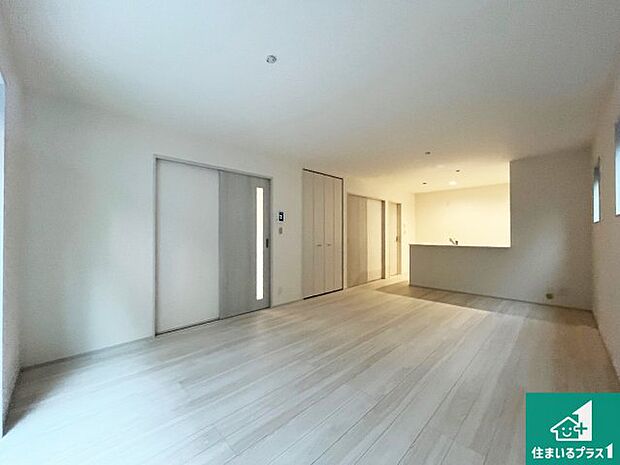 【居間・リビング】日当たり良好の明るいリビングで朝の目覚めもスッキリできそう!対面キッチンでご家族のコミュニケーションも自然と増える設計!小さなお子様が遊ぶスペースを作っても広々とくつろげるLDK!