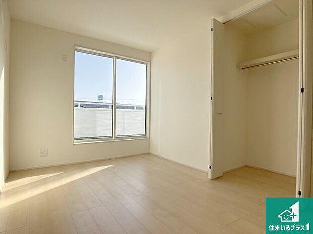 【洋室】収納スペースが充実しているので子供の成長に合わせてたくさん収納ができます!家族構成に合わせた様々な活用ができる収納!