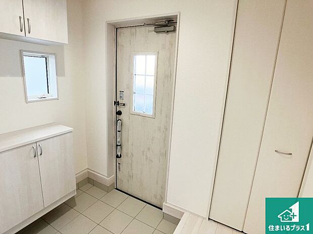 【玄関】シューズボックスにはたくさんの靴が収納できるので玄関周りはいつもスッキリ!ご家族が増えても安心!