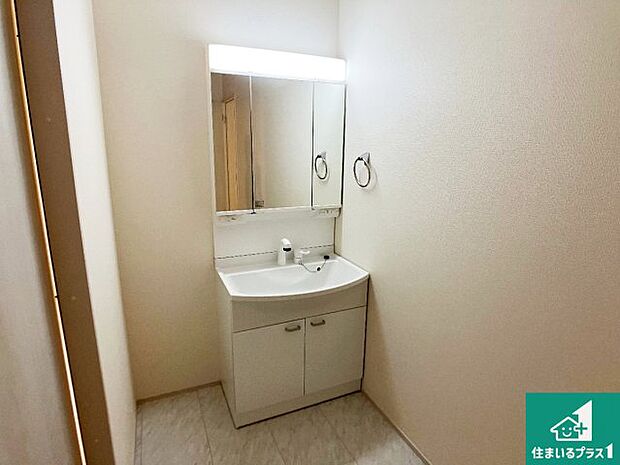 【独立洗面台】清潔感のある洗面台です。フラットな鏡は掃除がしやすく毎日清潔!鏡裏には収納があるのでスッキリとした洗面台が保てます。