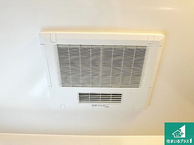 【浴室暖房乾燥機】四季を通して快適なバスライフをお手伝いする浴室暖房乾燥機!浴室の乾燥・暖房・涼風・換気はもちろん、24時間換気にも対応!