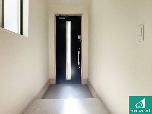 【玄関】シューズボックスにはたくさんの靴が収納できるので玄関周りはいつもスッキリ！ご家族が増えても安心！