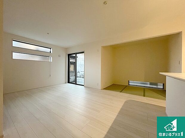 【居間・リビング】日当たり良好の明るいリビングで朝の目覚めもスッキリできそう!対面キッチンでご家族のコミュニケーションも自然と増える設計!小さなお子様が遊ぶスペースを作っても広々とくつろげるLDK!