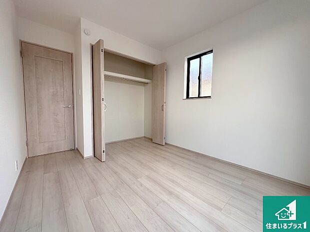 【洋室】寝室は心地よい眠りについてもらいたくて、シンプルかつ開放的な空間な設計にしています！大きな窓から差し込む日が心地いいです♪