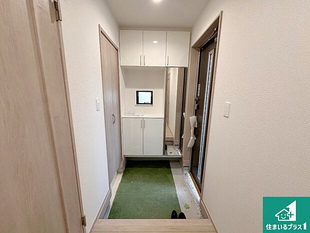 【玄関】シューズボックスにはたくさんの靴が収納できるので玄関周りはいつもスッキリ！ご家族が増えても安心！