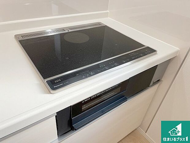 【コンロ】火を使わないので、安心なIHコンロ!でこぼこが無い構造なので、掃除もしやすく清潔に保てます!