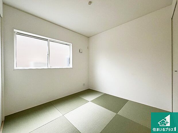 【和室】一室あると便利な和室は客間としてだけでなく、小さなお子様のプレイルームや食後のくつろぎスペースとしてもご利用いただけます。収納もついていますので大活躍間違いなし!