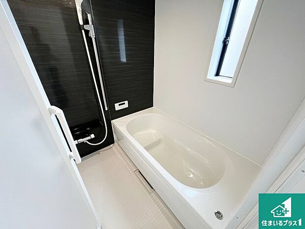 【風呂】足をゆったり伸ばして寛げる浴槽です。窓が設けられていますので差し込む光が明るく穏やかな雰囲気にしてくれます♪浴室乾燥機も設置しているので、雨の日の洗濯物も安心です♪