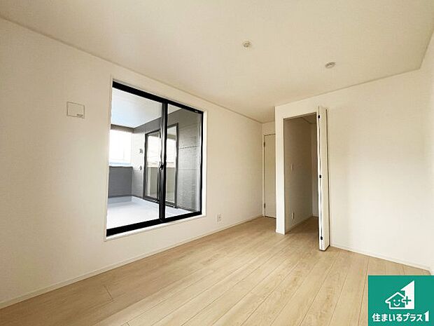 【洋室】収納スペースが充実しているので子供の成長に合わせてたくさん収納ができます！家族構成に合わせた様々な活用ができる収納！