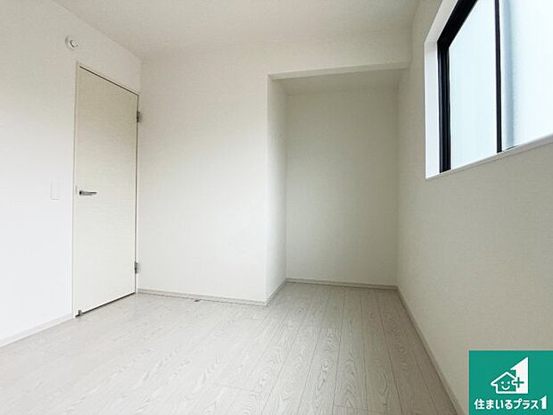 【洋室】寝室は心地よい眠りについてもらいたくて、シンプルかつ開放的な空間な設計にしています!大きな窓から差し込む日が心地いいです♪