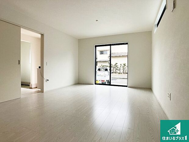 【居間・リビング】日当たり良好の明るいリビングで朝の目覚めもスッキリできそう!対面キッチンでご家族のコミュニケーションも自然と増える設計!小さなお子様が遊ぶスペースを作っても広々とくつろげるLDK!