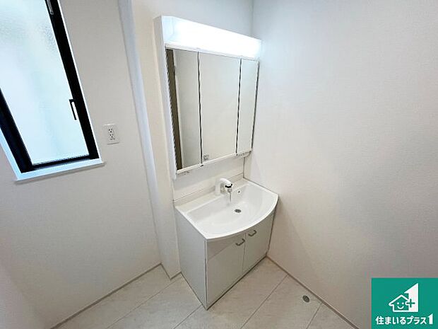 【独立洗面台】清潔感のある洗面台です。フラットな鏡は掃除がしやすく毎日清潔！鏡裏には収納があるのでスッキリとした洗面台が保てます。