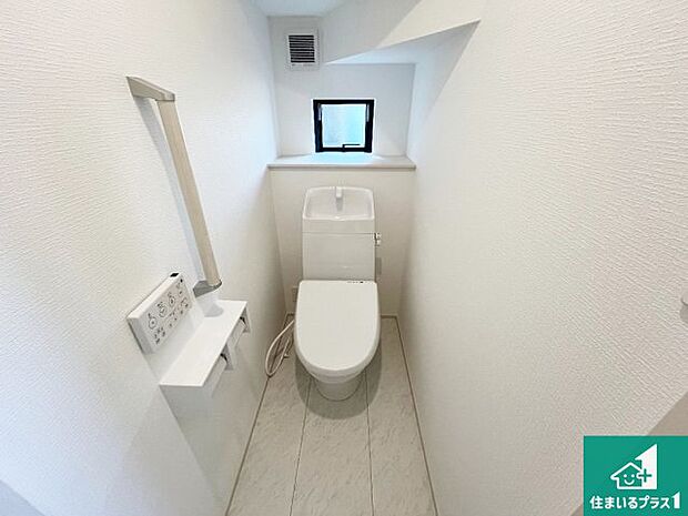 【トイレ】1・2階の2ヶ所にあるので、朝の忙しい時間の順番待ちもなく、深夜の利用にも大変便利です。