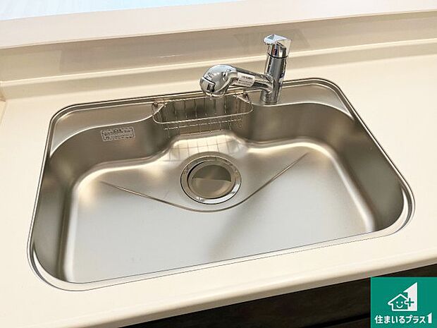 【キッチンシンク】蛇口の先端に浄水器を内蔵しています！原水と浄水、お湯と冷水、シャワーの切替えがワンタッチなので用途によって使い分けられます。