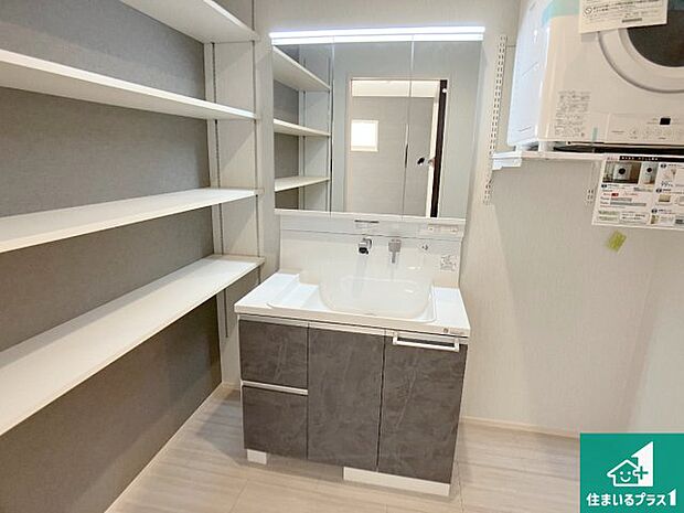 【独立洗面台】清潔感のある洗面台です。フラットな鏡は掃除がしやすく毎日清潔！鏡裏には収納があるのでスッキリとした洗面台が保てます。