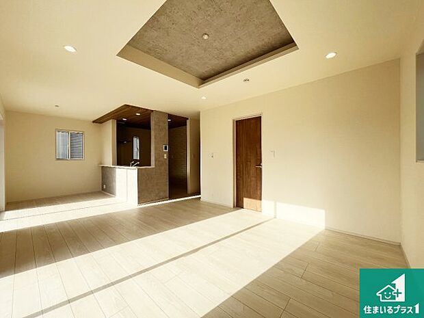 【居間・リビング】日当たり良好の明るいリビングで朝の目覚めもスッキリできそう!対面キッチンでご家族のコミュニケーションも自然と増える設計!小さなお子様が遊ぶスペースを作っても広々とくつろげるLDK!