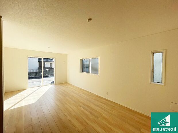 【居間・リビング】日当たり良好の明るいリビングで朝の目覚めもスッキリできそう！対面キッチンでご家族のコミュニケーションも自然と増える設計！小さなお子様が遊ぶスペースを作っても広々とくつろげるLDK！