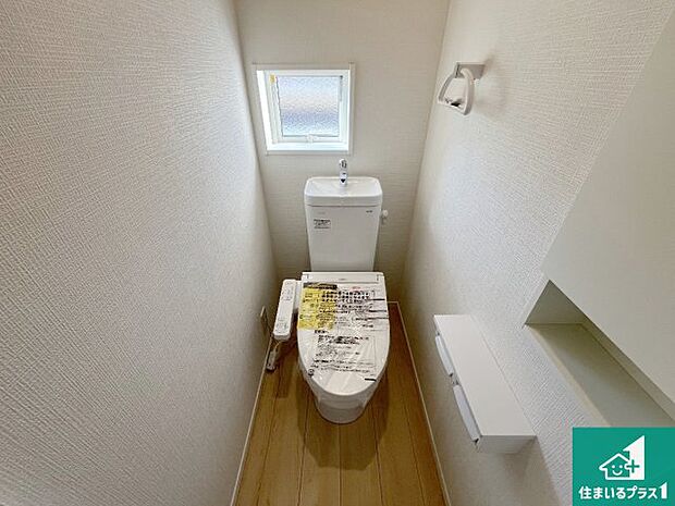 【トイレ】1・2階の2ヶ所にあるので、朝の忙しい時間の順番待ちもなく、深夜の利用にも大変便利です。