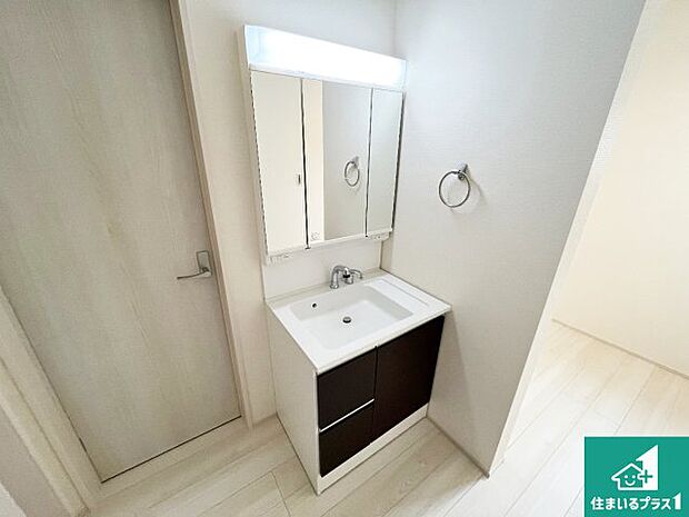 【独立洗面台】清潔感のある洗面台です。フラットな鏡は掃除がしやすく毎日清潔!鏡裏には収納があるのでスッキリとした洗面台が保てます。